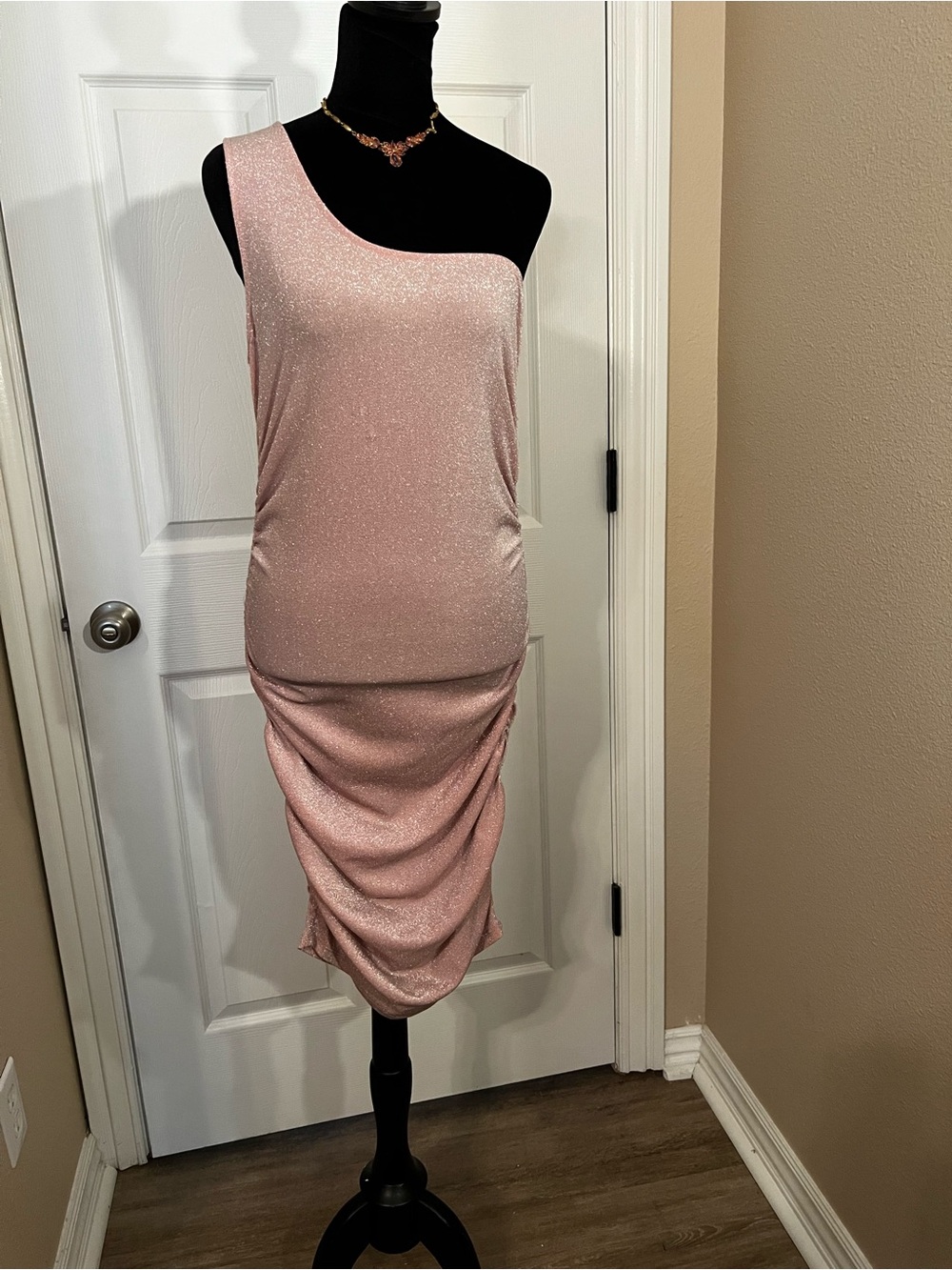 Glitter pink one-shoulder ruched bodycon dress